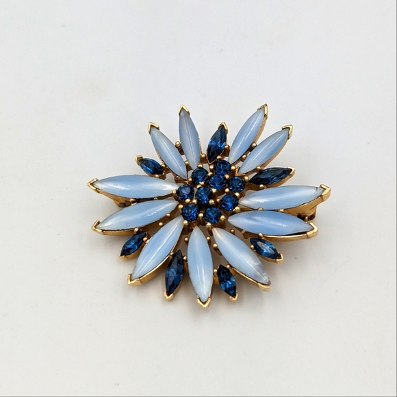 Rare Crown Trifari Gold Tone Blue & Opalescent Blue Rhinestones Flower Brooch - Picture 1 of 10
